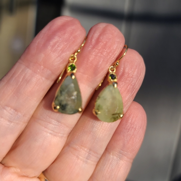 Prehnite & Chrome Diopside teardrop gold earrings - Picture 6 of 7